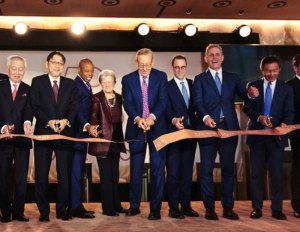 Stephen Ross cuts the ribbon at the 50 Hudson Yards grand opening event