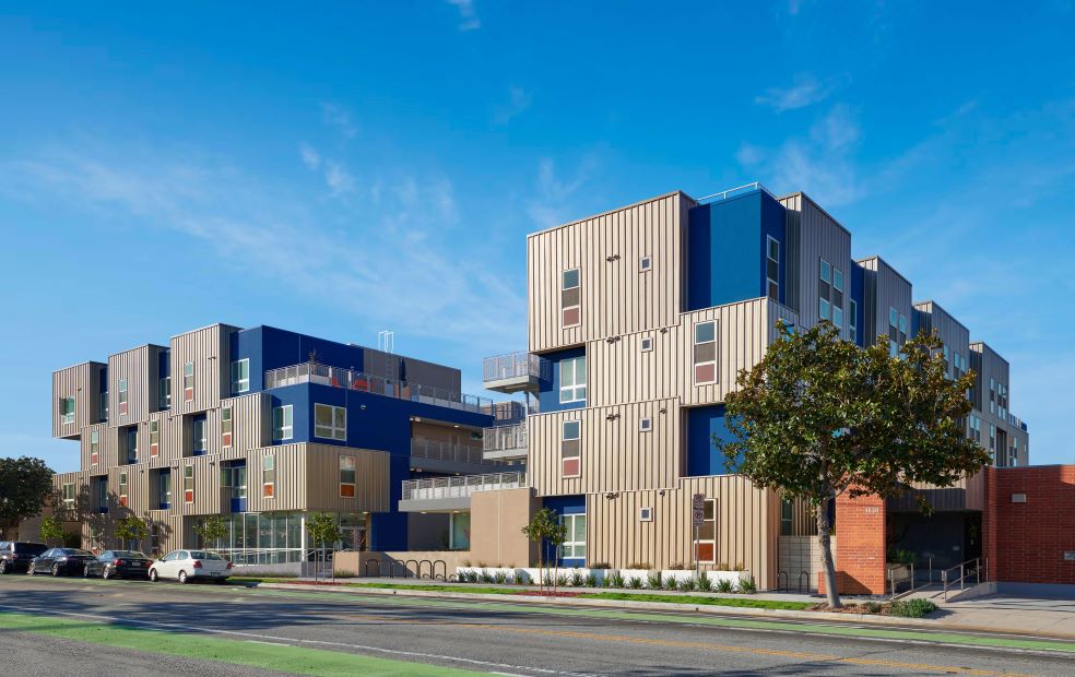 Exterior image of Las Flores multifamily community in Santa Monica, Calif.