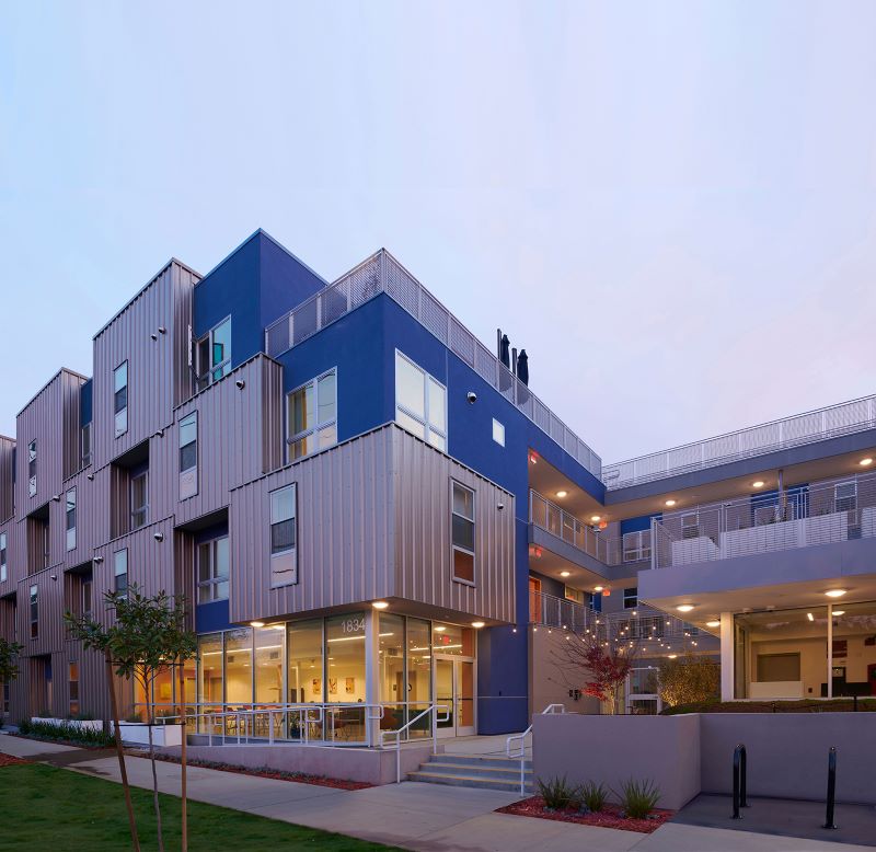 Exterior image of Las Flores multifamily community in Santa Monica, Calif.