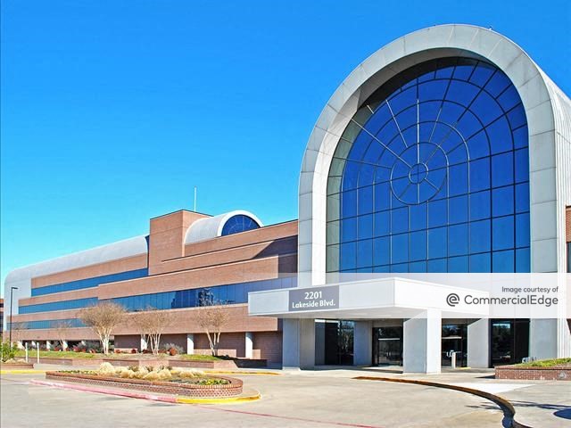 Exterior shot of Lakeside Campus in Richardson, Texas.