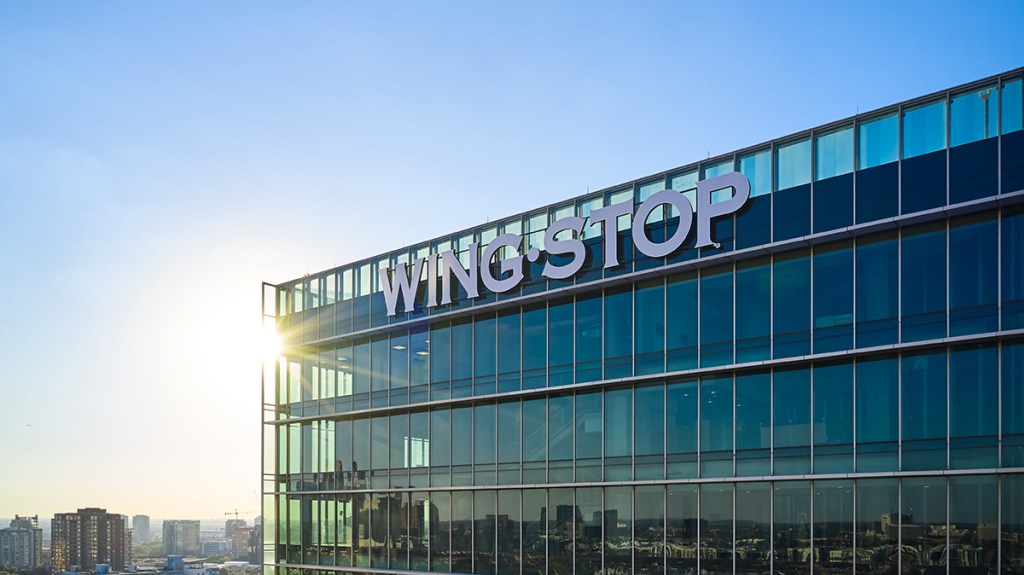 CBRE arranges 112,0000-square-foot lease for growing restaurant chain Wingstop to move its corporate headquarters from the suburbs to the urban core in Uptown Dallas. 