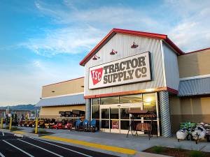 Exterior shot of a Tractor Supply location.