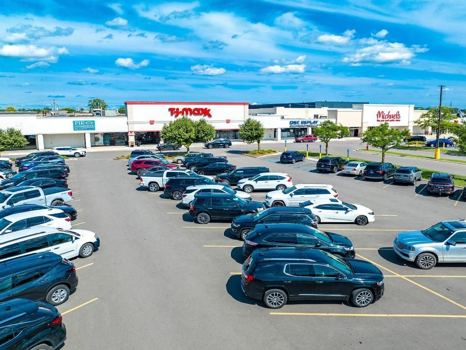 Exterior shot of Oakland Plaza, a 167,000-square-foot retail center in Troy, Michigan.