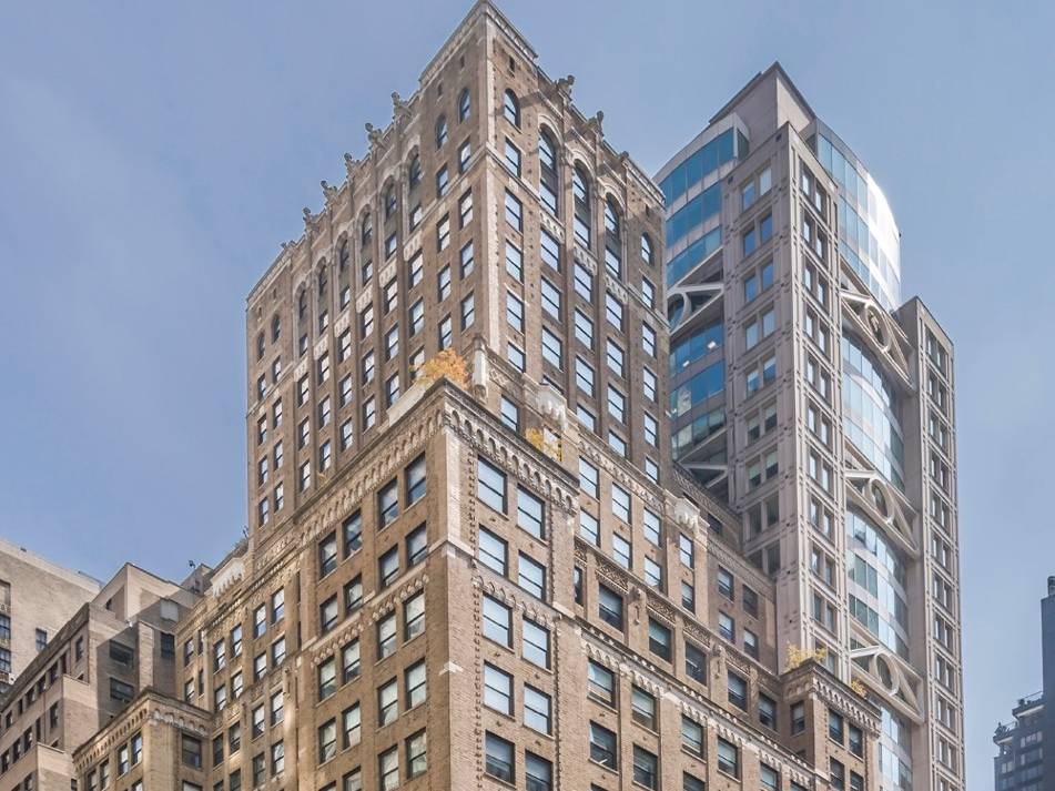 Exterior shot of 475 Fifth Ave., a trophy office tower in Manhattan.